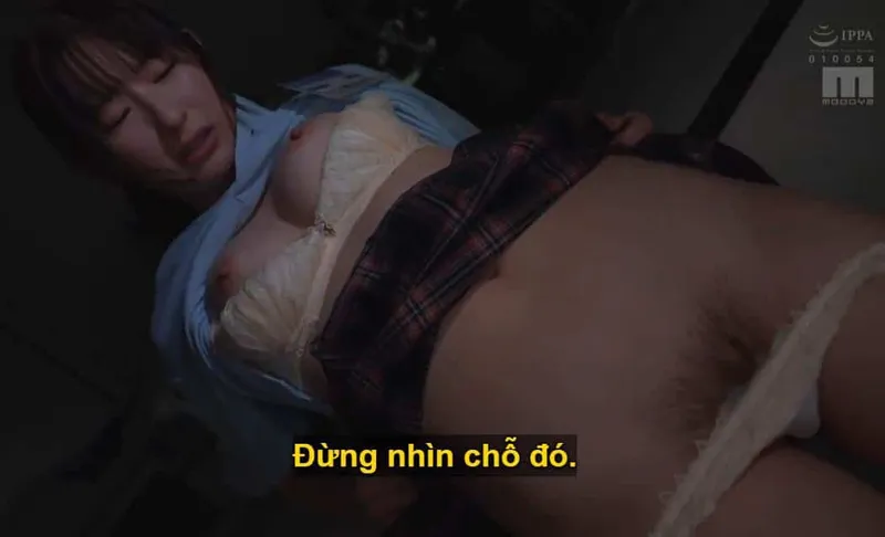 Ông chủ lập mưu "lên giường" với cô nhân viên kiêu kỳ lười nhác, suốt ngày chỉ chăm chăm tán gẫu tin nhắn cùng người yêu.